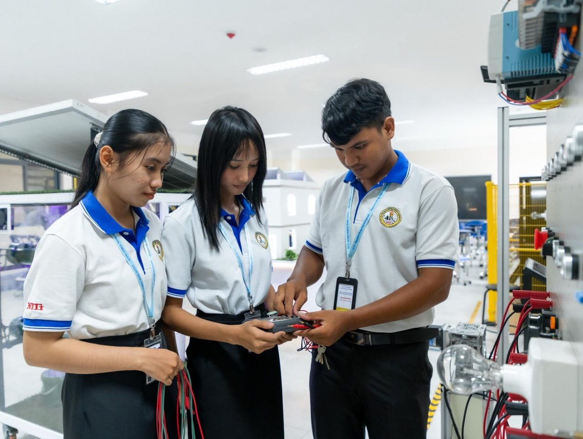 NTTI学生研发智能制造平台 助力工厂自动化生产与质检