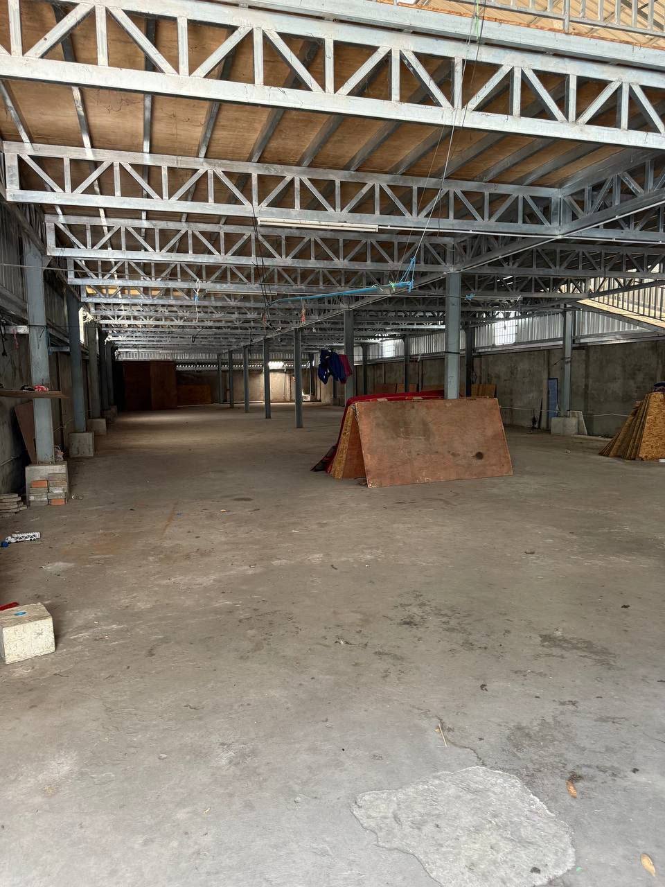 位于金边水净华区6A号公路旁,现有仓库出租