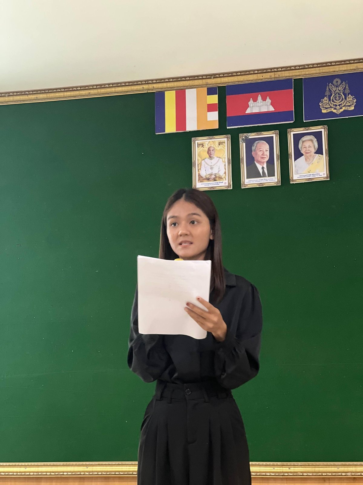 皇家金边大学社区发展系举办实习报告答辩，展示学生在公共行政