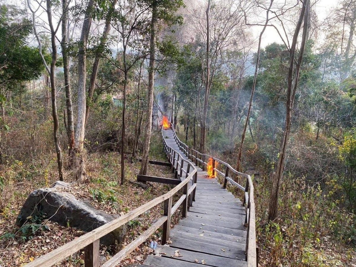 奥多棉芷省克纳寺木梯遭泰军焚毁 边境局势趋紧