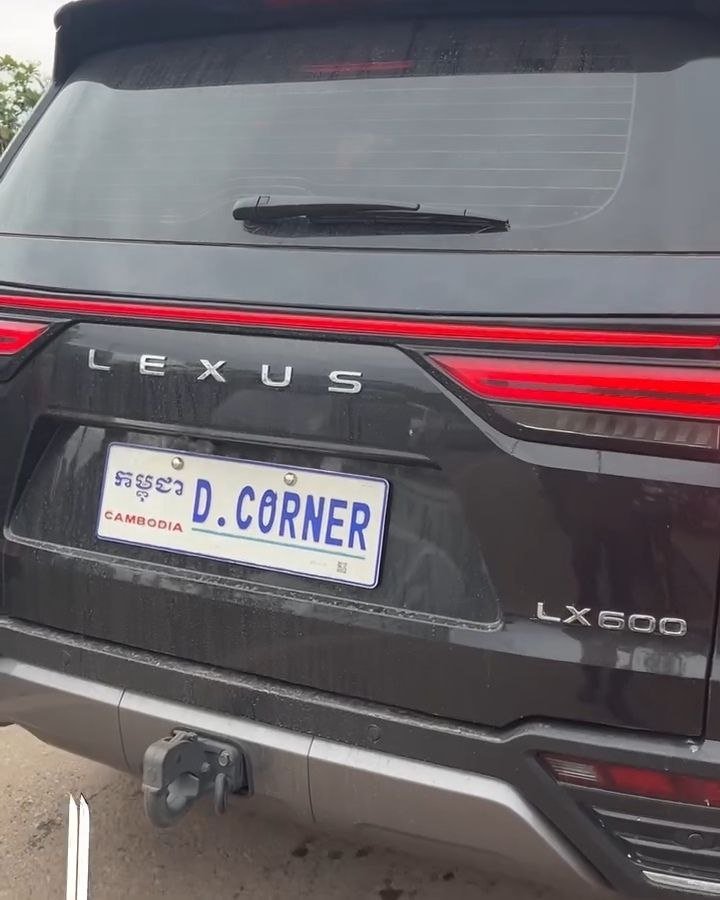 暹粒国道6号线发生连环车祸 Lexus LX600撞毁4辆摩