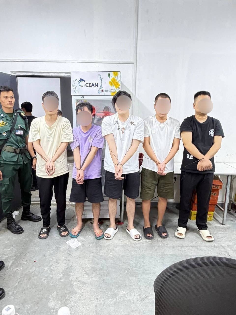 西港警方突袭网络诈骗窝点 抓获40名嫌疑人查获大量设备