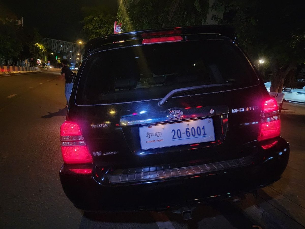 金边柬埔寨下路发生车祸 丰田汉兰达撞毁路中隔离带