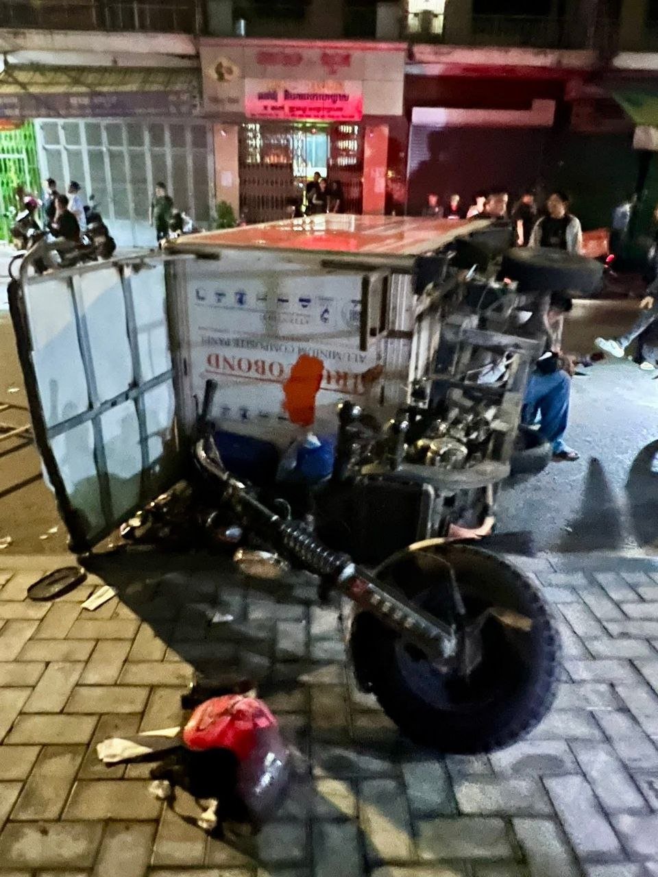 金边7区发生车祸 奔驰撞击维拉文塔嘟嘟车致伤