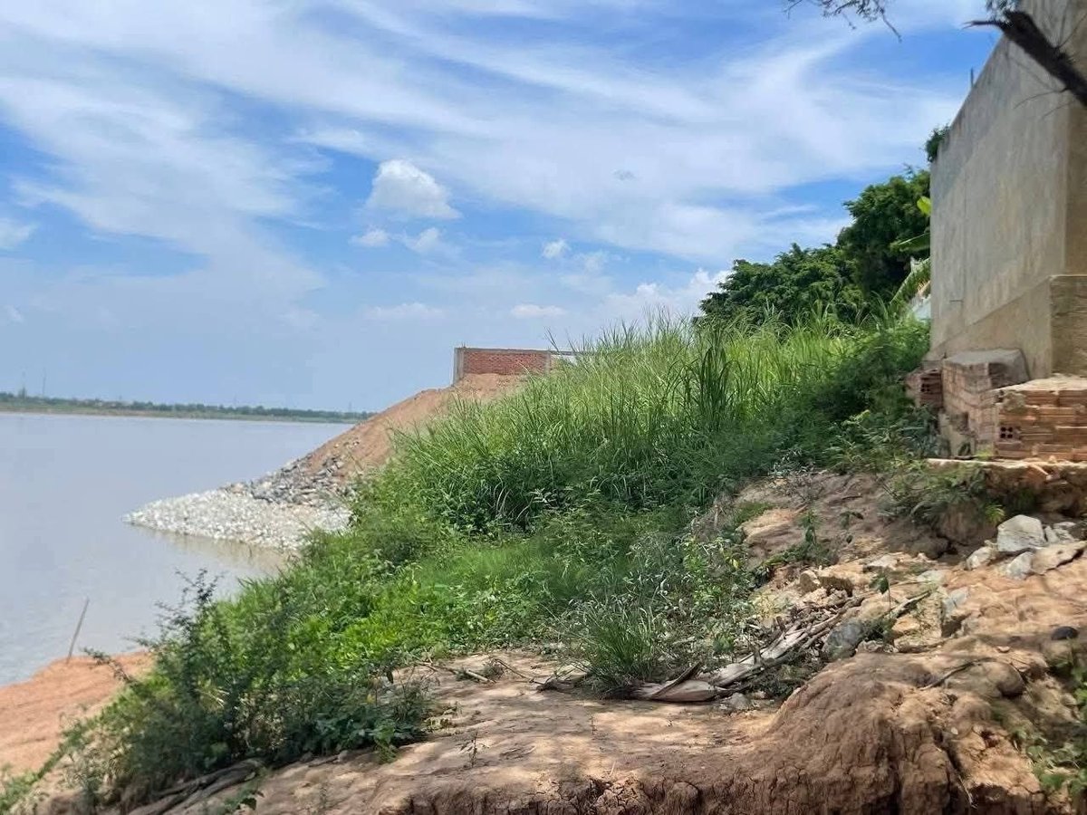 水净华区百列区现非法填土侵占河道 疑似权贵所为