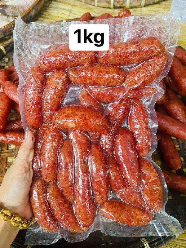 新鲜手工猪肉香肠现已上市,选用100%本地猪肉制作,口感纯正