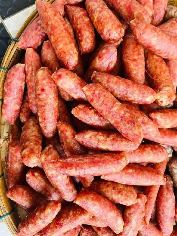新鲜手工猪肉香肠现已上市,选用100%本地猪肉制作,口感纯正