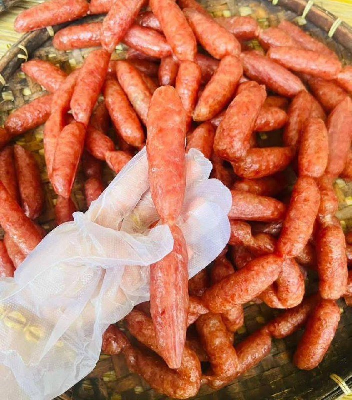 新鲜手工猪肉香肠现已上市,选用100%本地猪肉制作,口感纯正