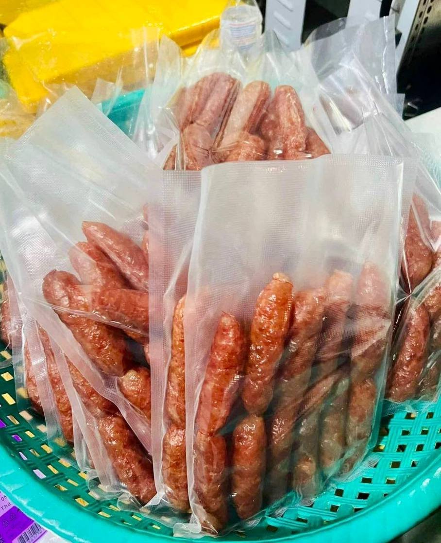 新鲜手工猪肉香肠现已上市,选用100%本地猪肉制作,口感纯正