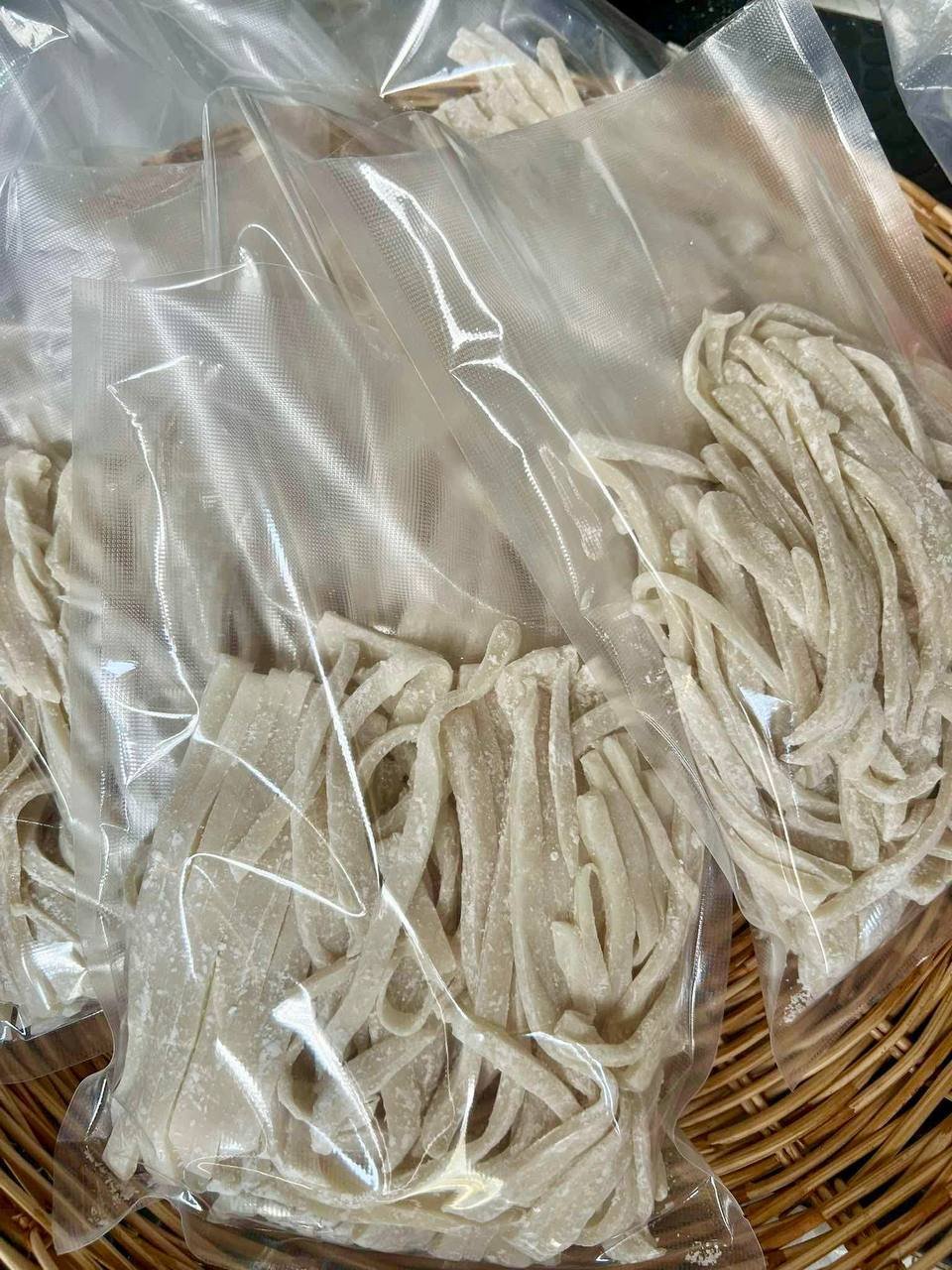 柴桢省特色手工米粉销售,口感劲道,烹饪简单,水烧开后放入米粉