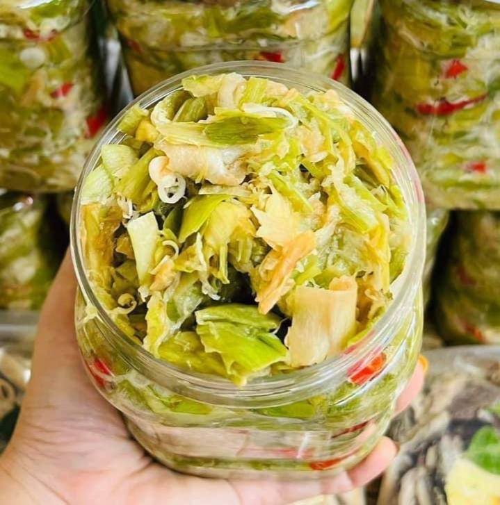 柴桢省特色腌芋头茎,每公斤售价3万瑞尔