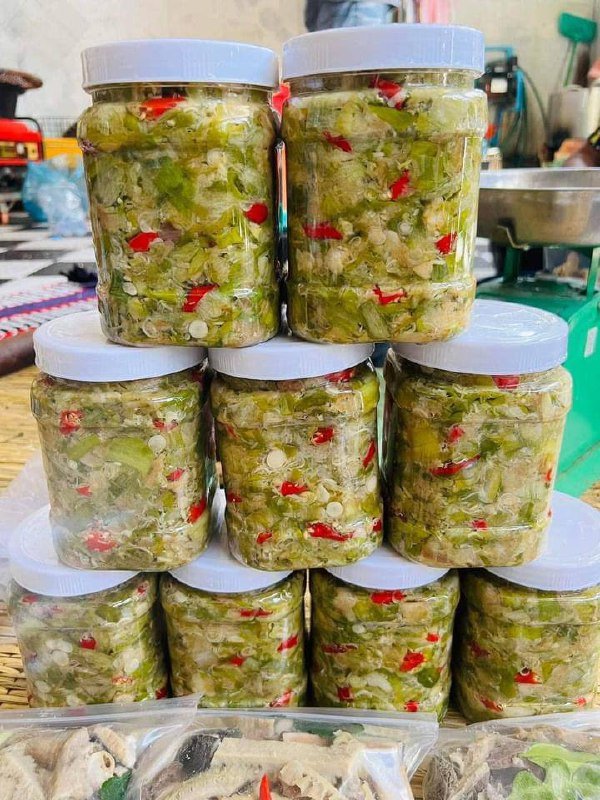 柴桢省特色腌芋头茎,每公斤售价3万瑞尔