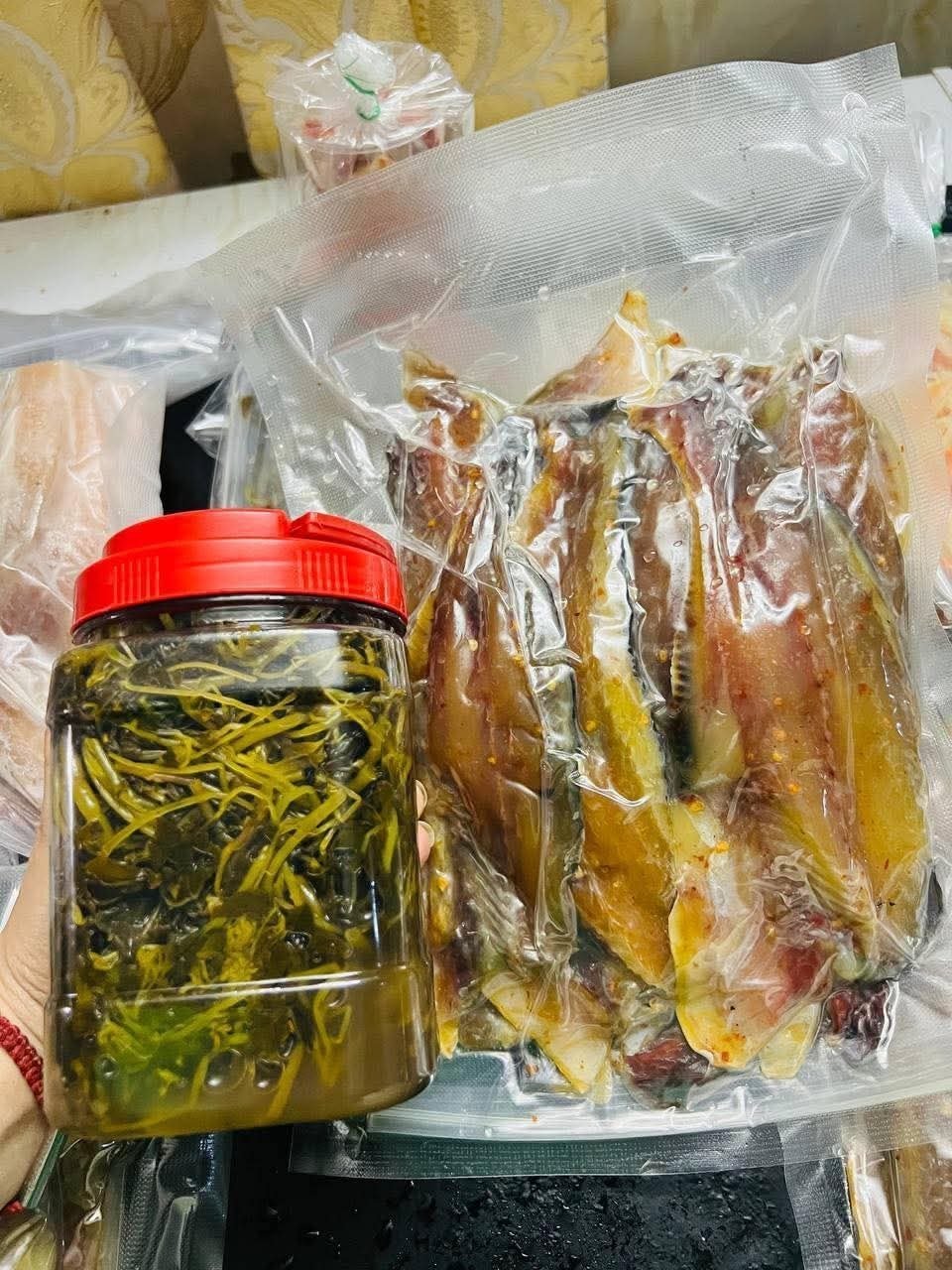 提供本地手工制作的无骨鱼干及长茎腌菜