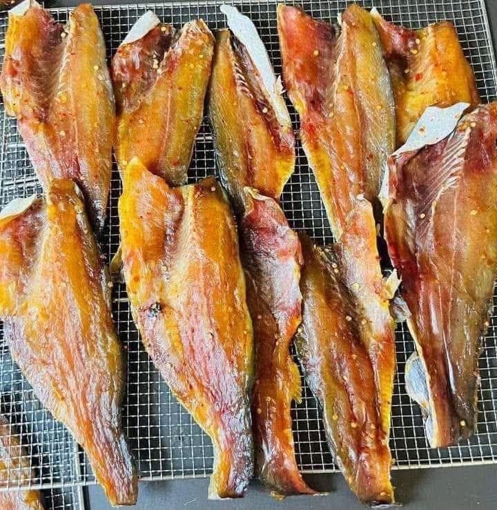 提供本地手工制作的无骨鱼干及长茎腌菜