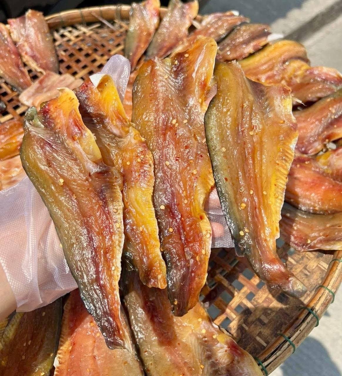 提供本地手工制作的无骨鱼干及长茎腌菜
