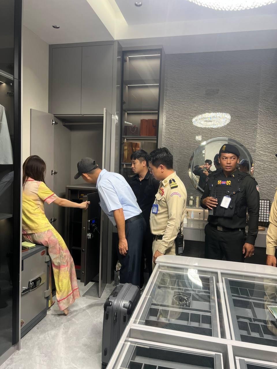 金边朗哥区开展外籍人员排查 严打网络诈骗