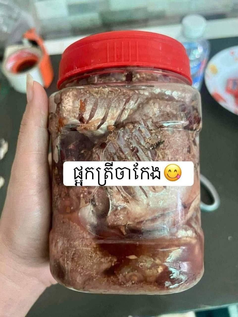 金边本地商家出售1号腌鱼,主打纯手工制作