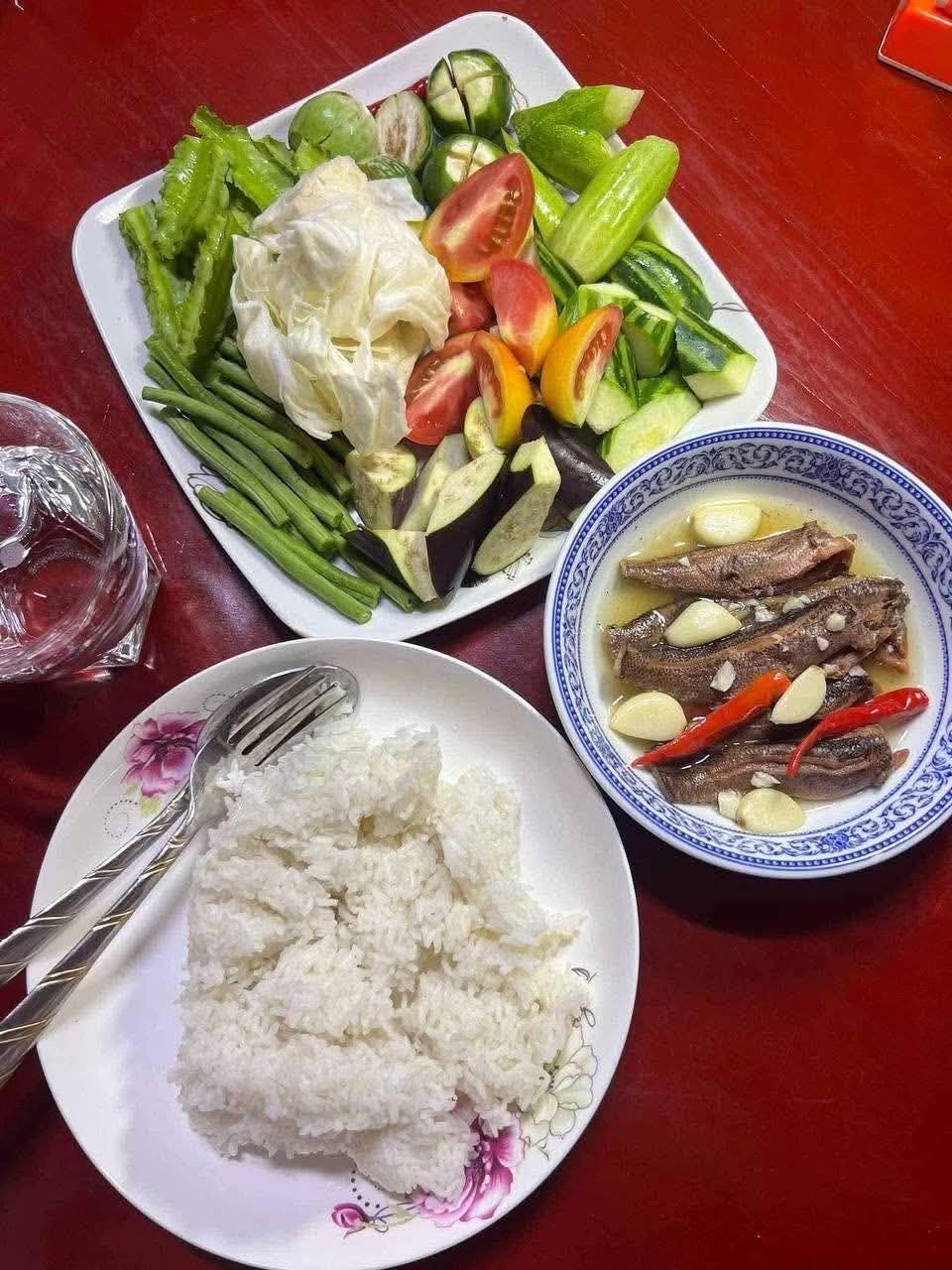 金边本地商家出售1号腌鱼,主打纯手工制作