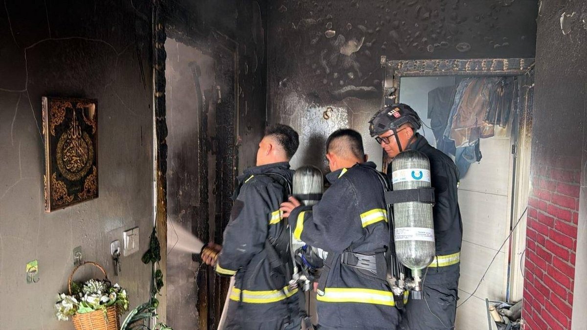 西港飞机山一处建筑突发火灾 消防部门已扑灭火势
