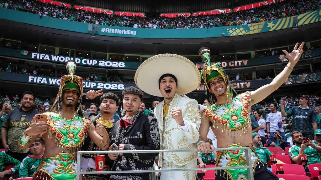 墨西哥庆祝世界杯联合主办权 首战2比0胜南非
