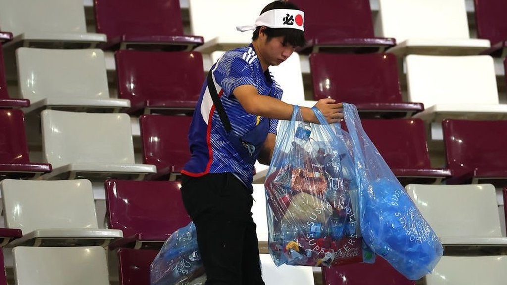 日本球迷世界杯赛后清理看台 2比2战平荷兰后获赞