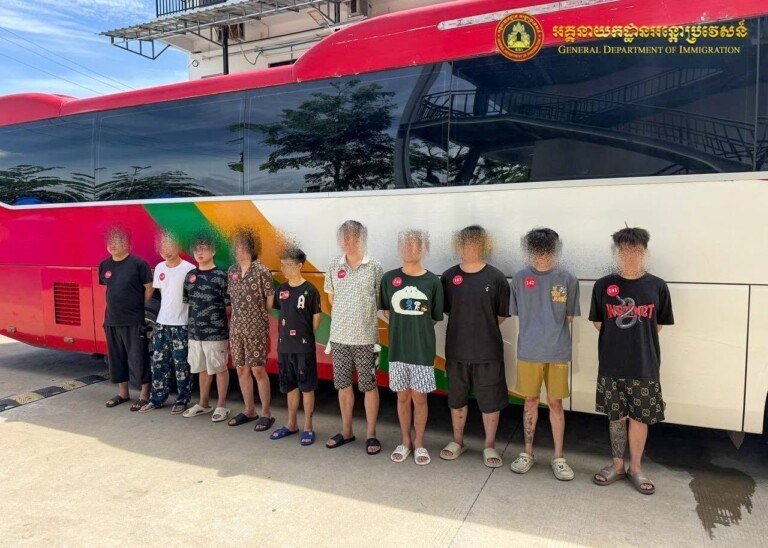 移民总局遣返156名涉诈中国籍人员 经德崇国际机场离境