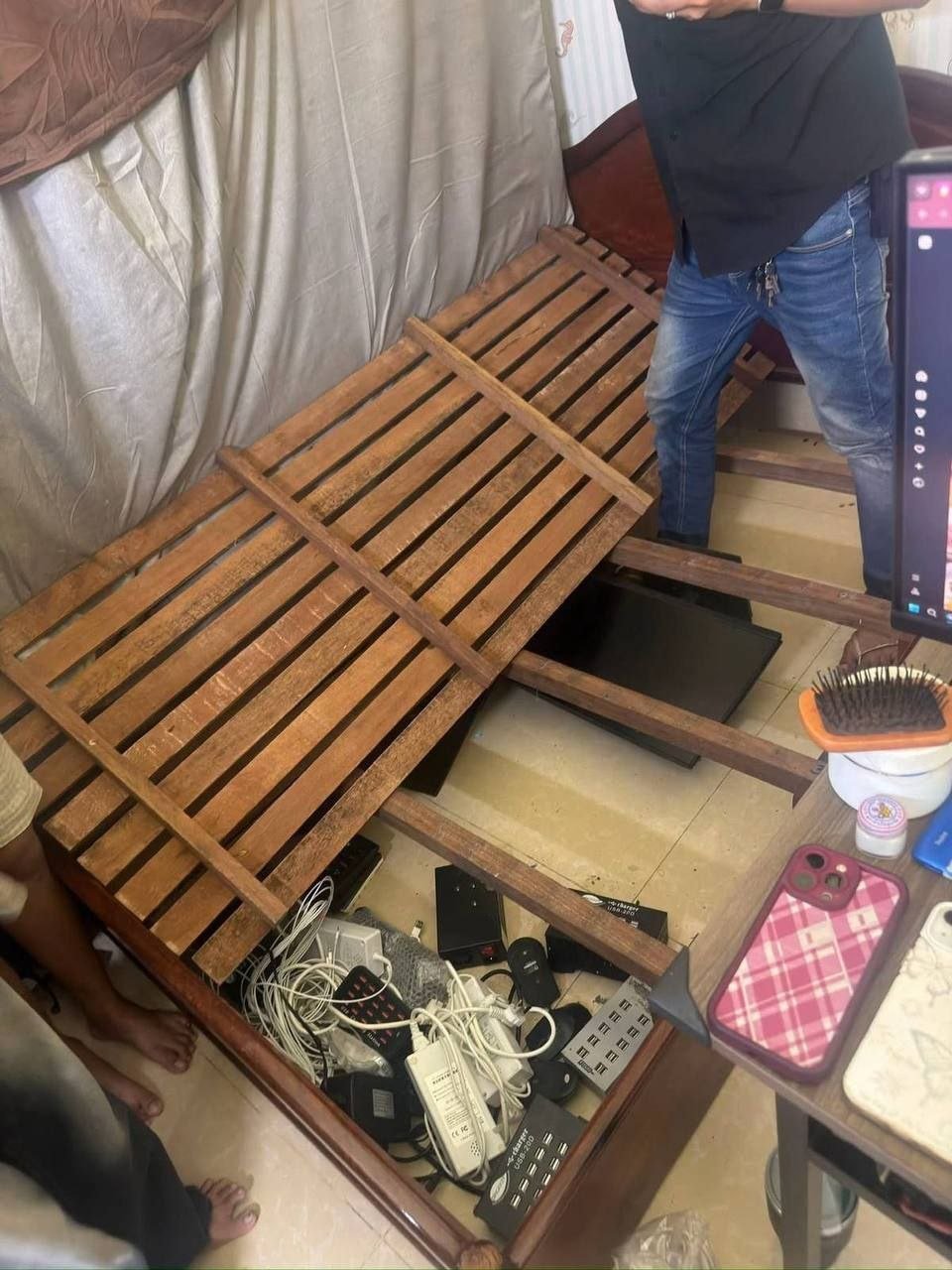 金边宗周2分区破获网络诈骗窝点 缴获手机34部
