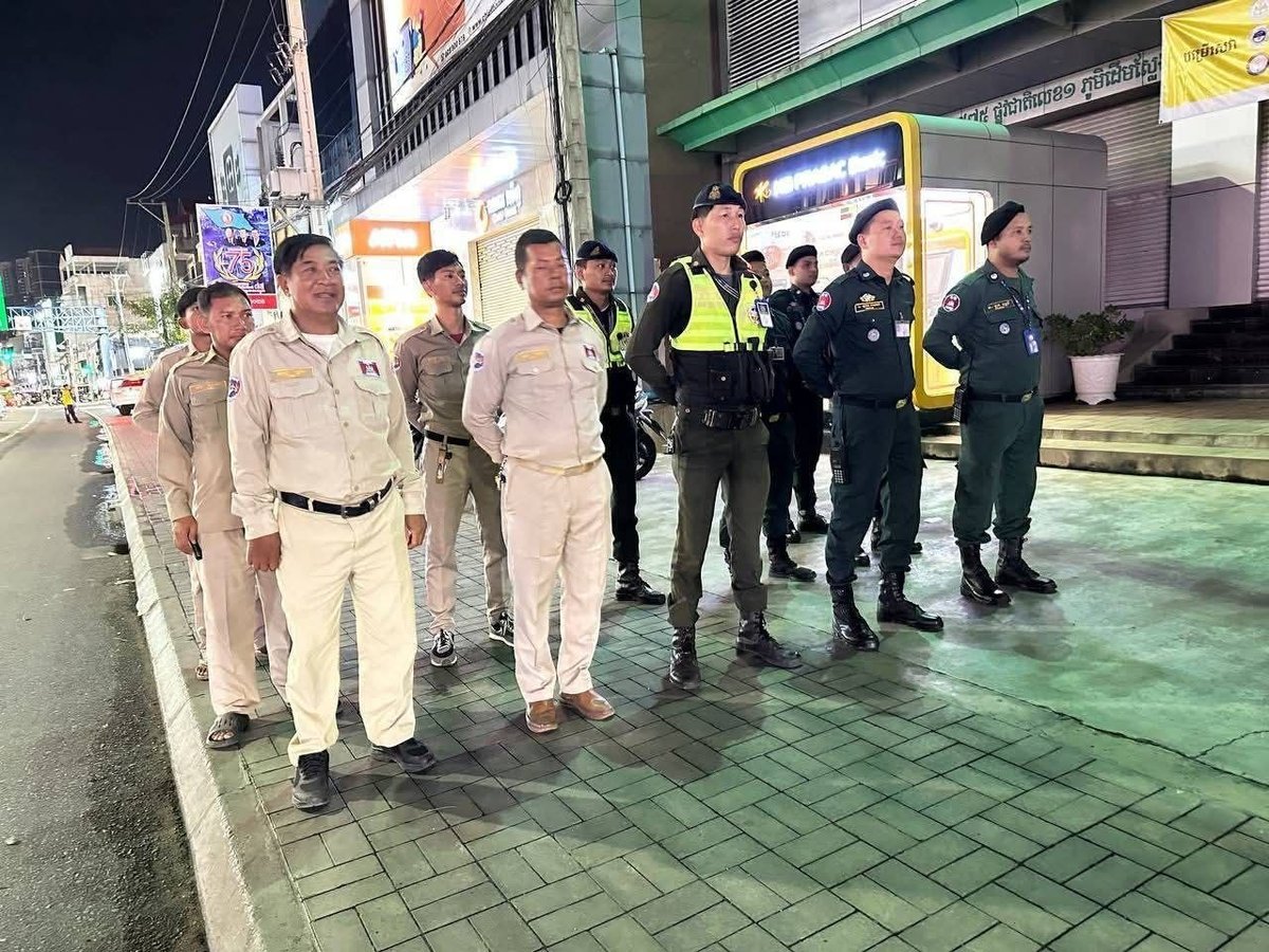 金边铁桥头区警方设卡检查 严查枪支弹药