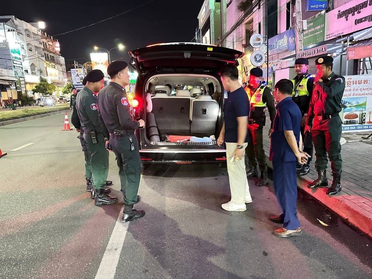 金边铁桥头区警方设卡检查 严查枪支弹药