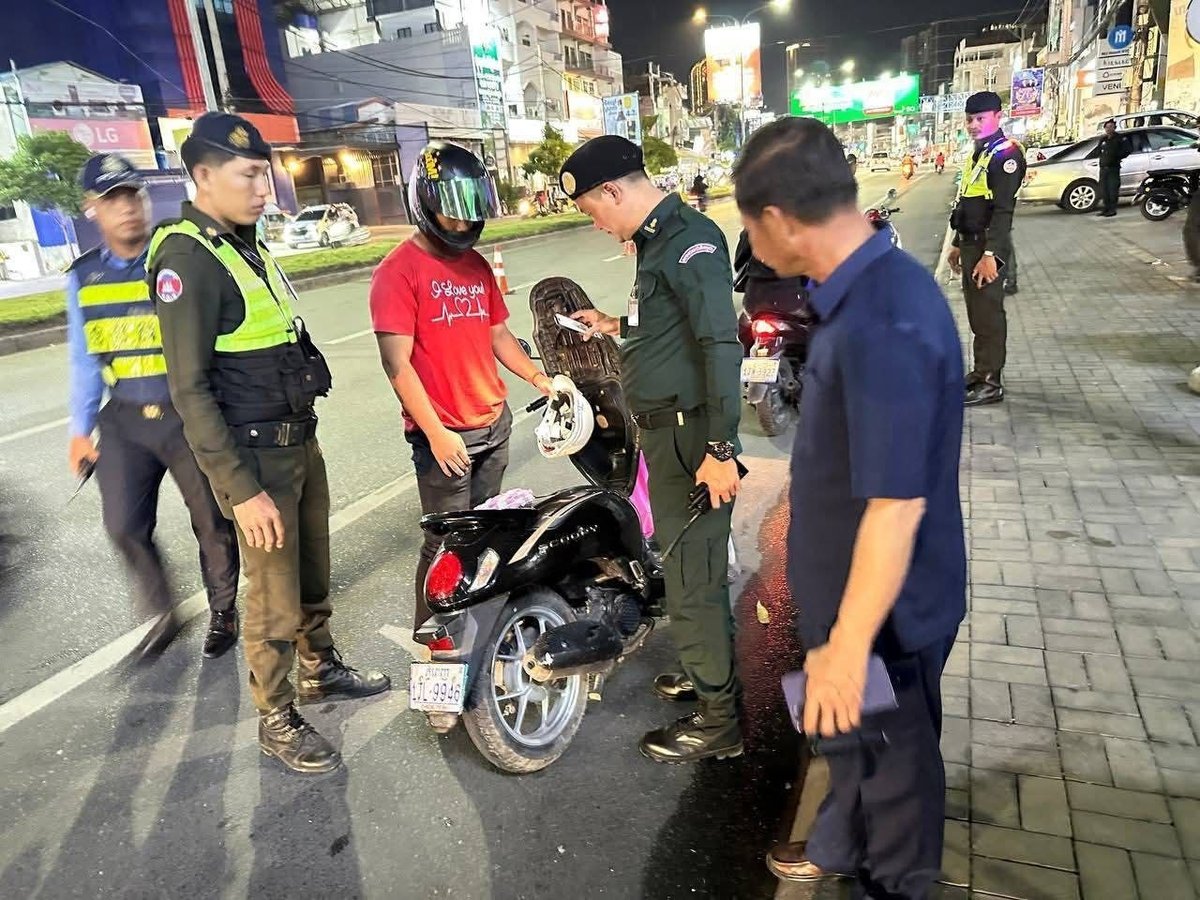 金边铁桥头区警方设卡检查 严查枪支弹药