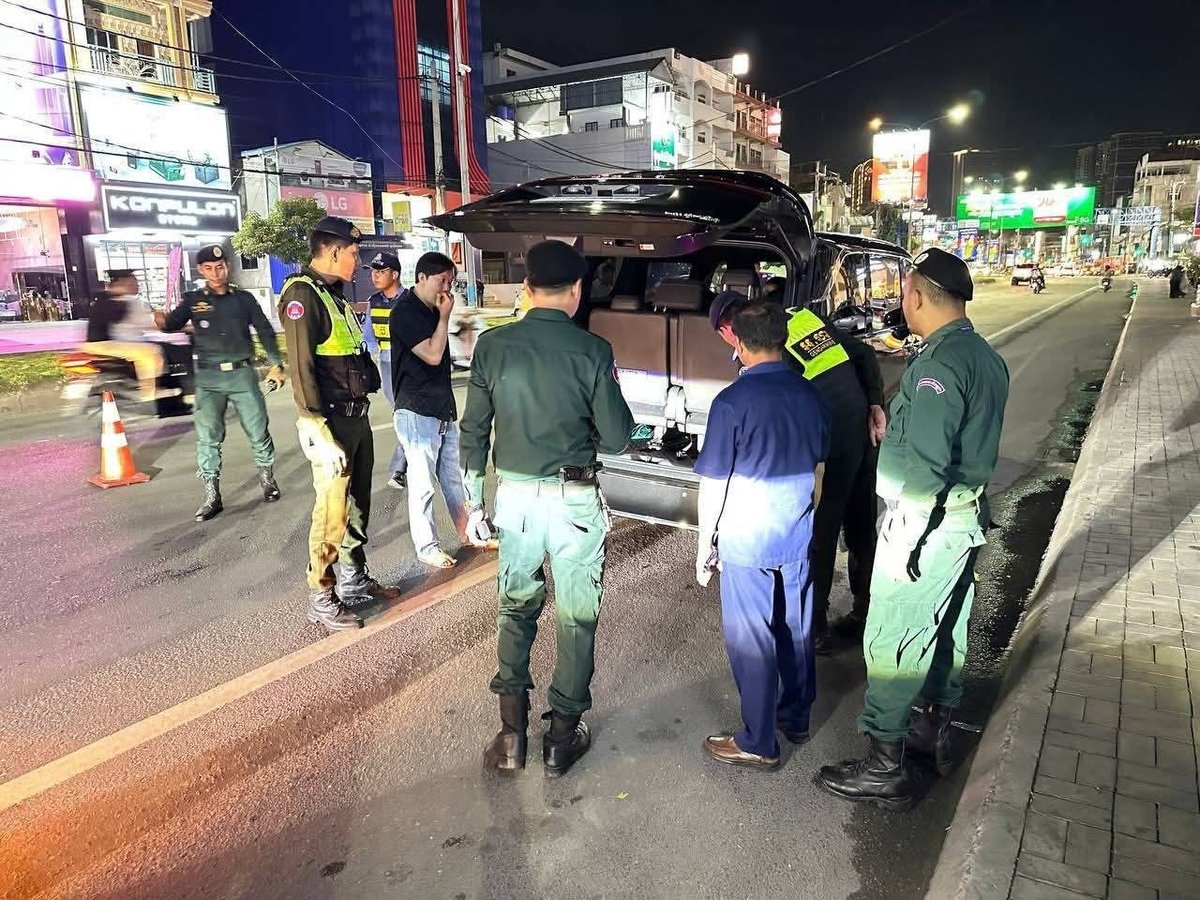 金边铁桥头区警方设卡检查 严查枪支弹药
