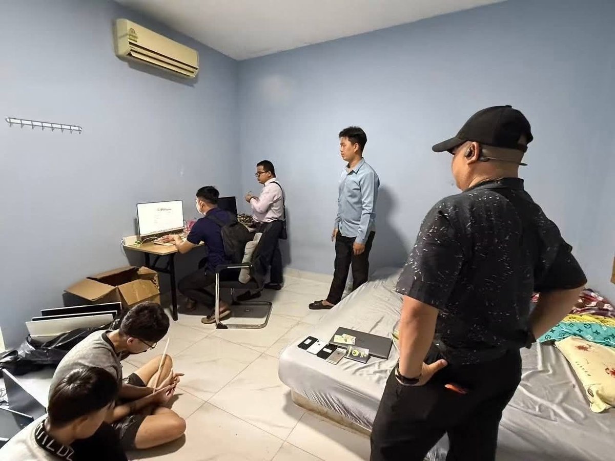 木牌突击检查涉诈窝点 14名越南籍人员被捕查获电脑32台