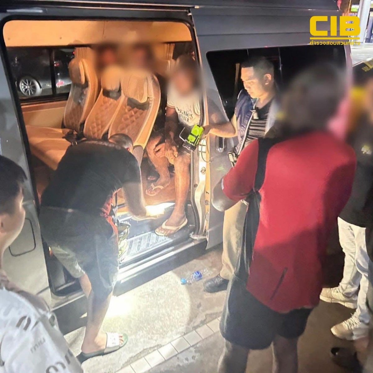 泰国警方拦截跨国人口贩运车辆 抓获8名嫌疑人解救9人