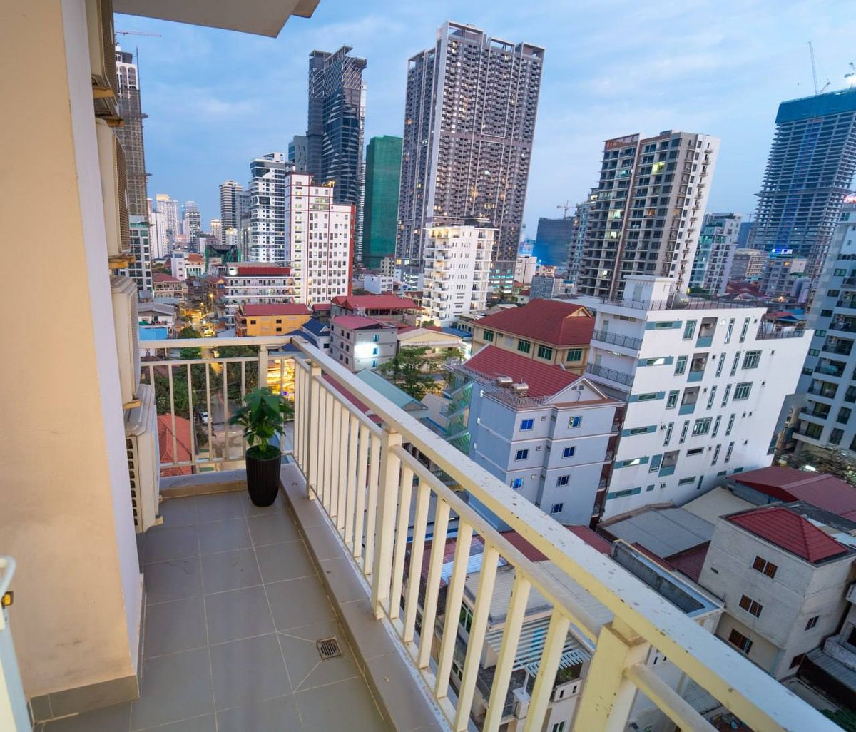 BKK2区域三房两卫公寓招租,面积109平方米,全屋家具家电