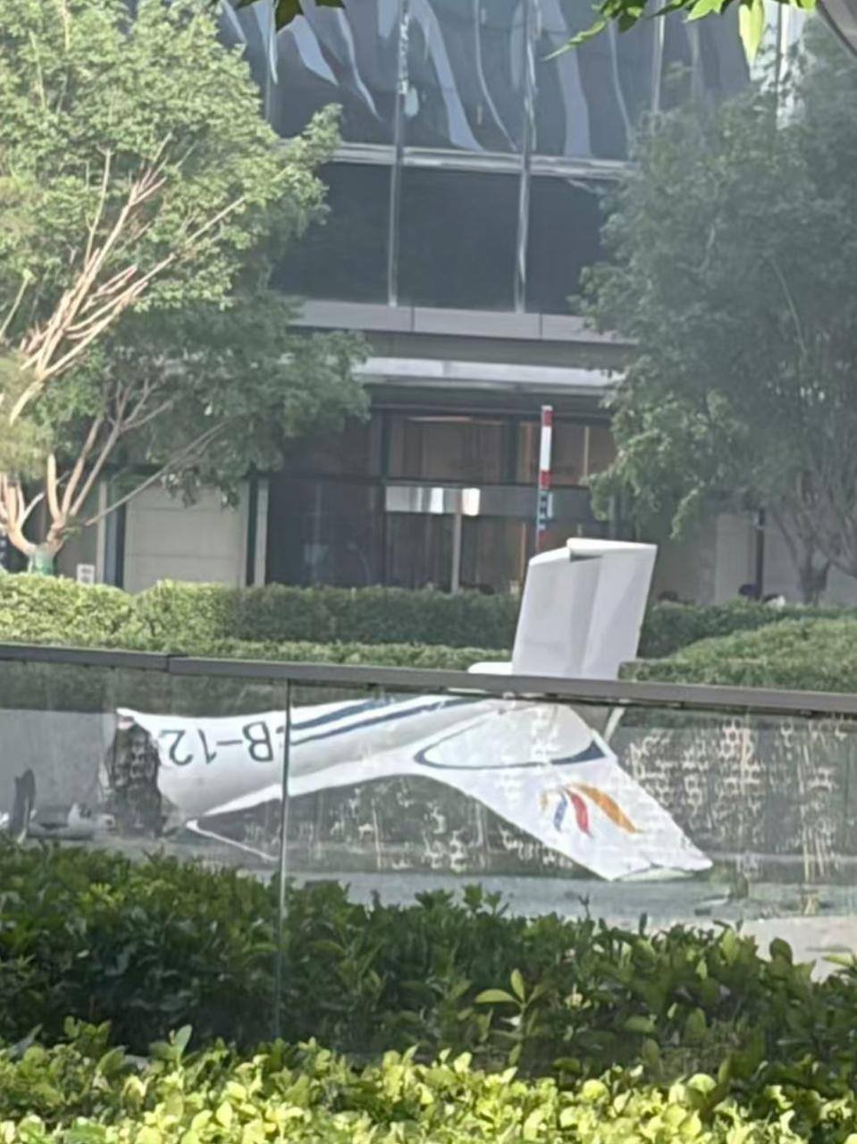 北京中信大厦遭轻型飞机撞击 驾驶员死亡13人受伤