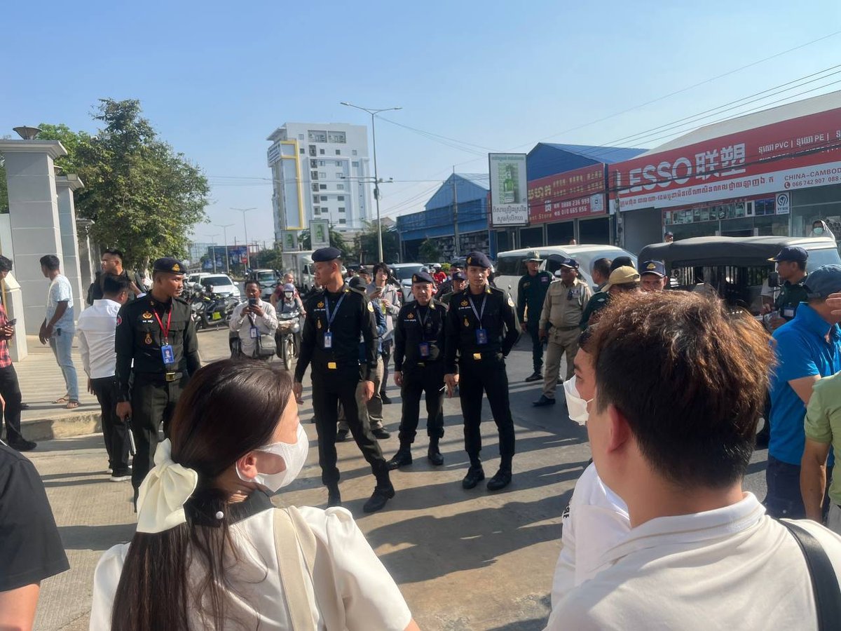 汇旺用户聚集柬埔寨国家银行门口 宪兵现场维持秩序