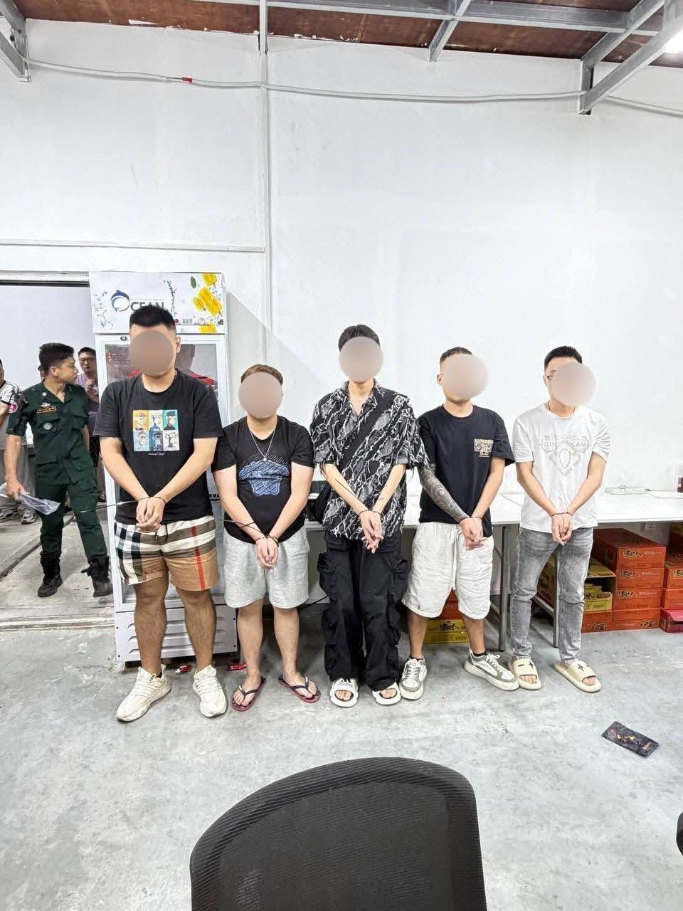 西港警方突击抓获40名网诈嫌犯 缴获大量作案设备