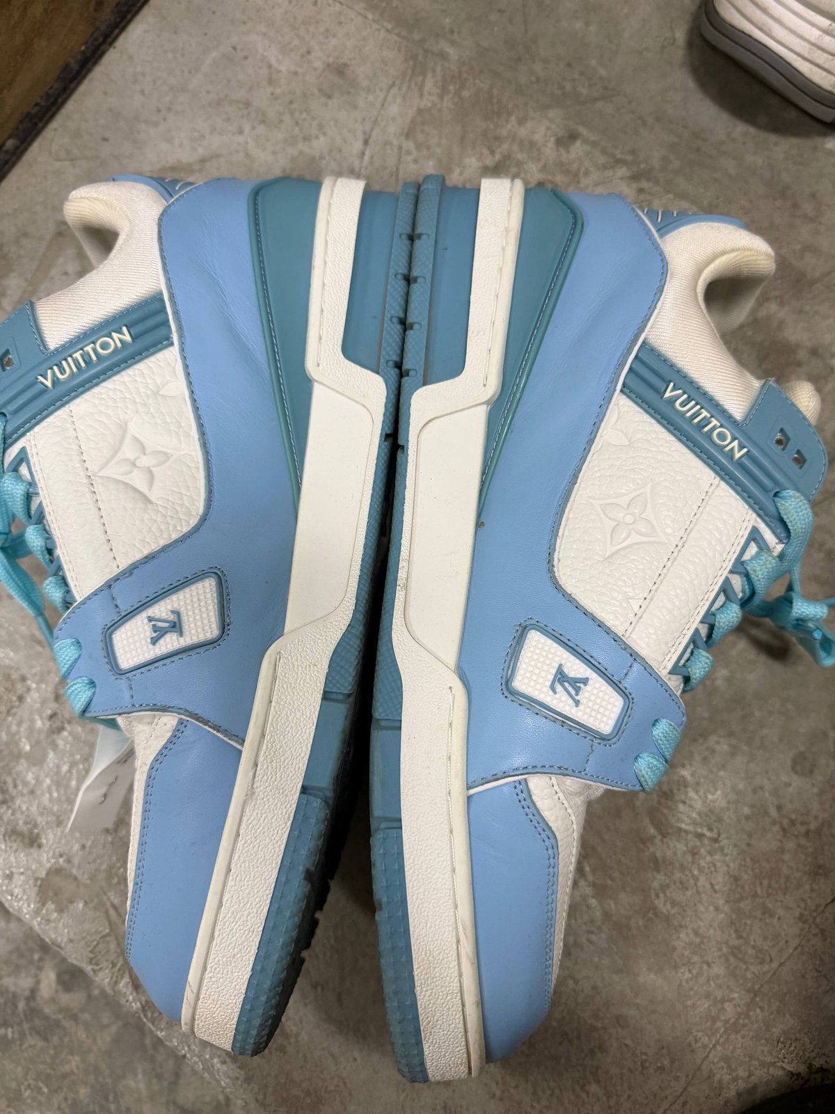 西港万达商场提供专业手工洗鞋服务,强调拒绝机器敷衍,通过人工