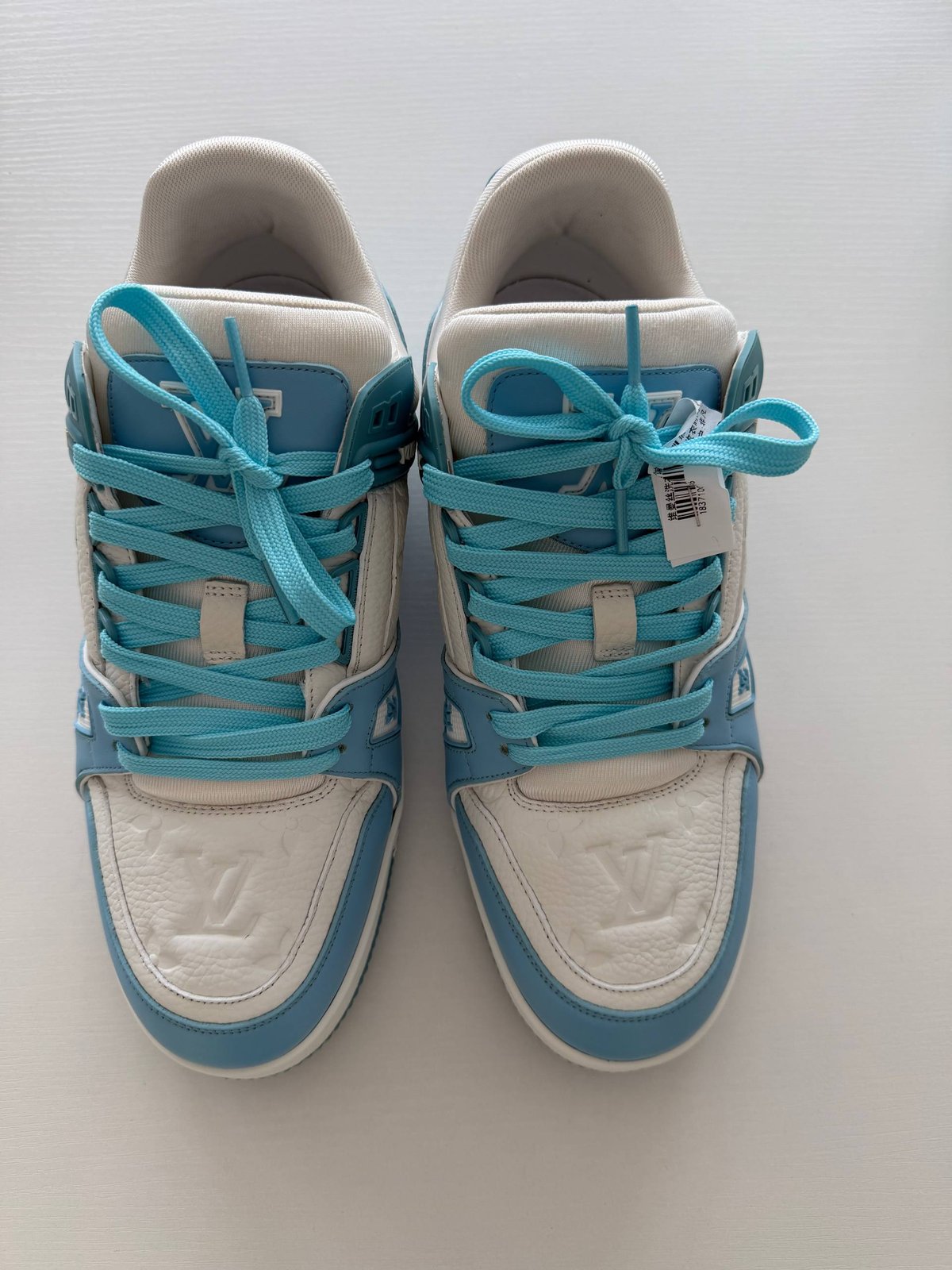 西港万达商场提供专业手工洗鞋服务,强调拒绝机器敷衍,通过人工