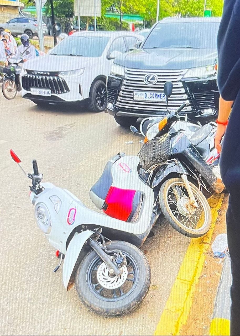 暹粒发生严重车祸 知名人士座驾连撞4辆摩托车