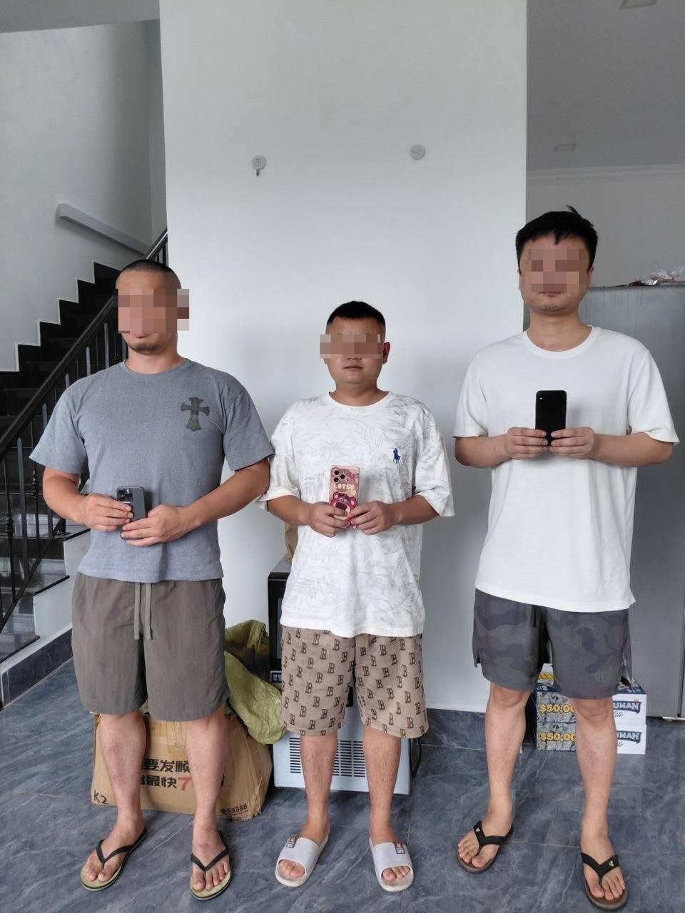 西港警方突查别墅窝点 抓获12名涉诈及非法居留外籍人员