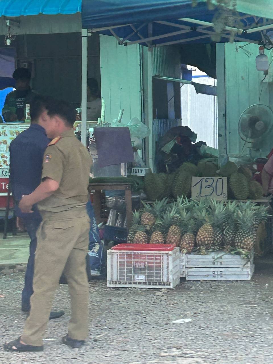 老挝东鹏市场周边警察突击检查 附近务工人员请注意