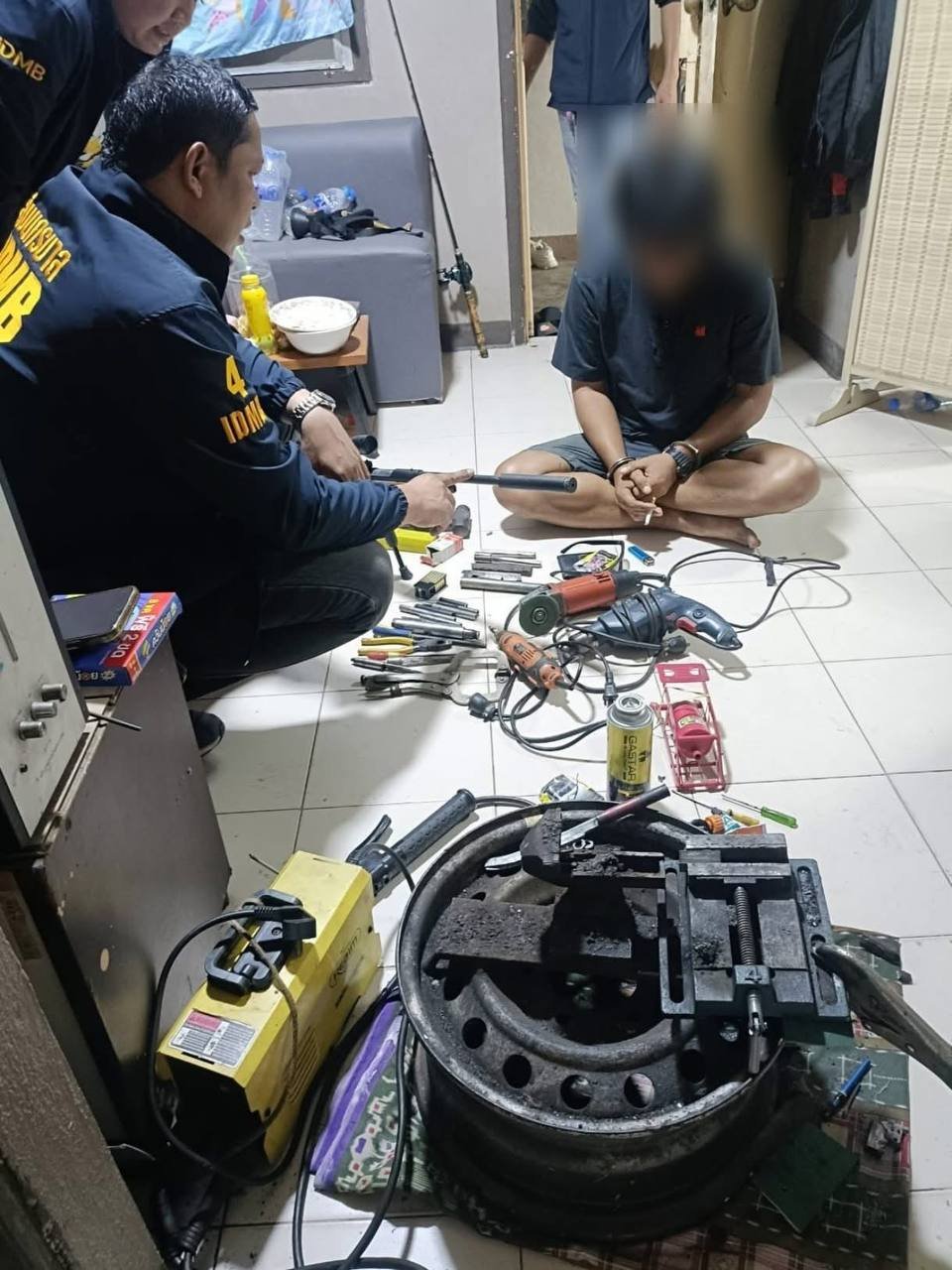 曼谷民武里警方捣毁非法枪支窝点 查获大量改装枪械