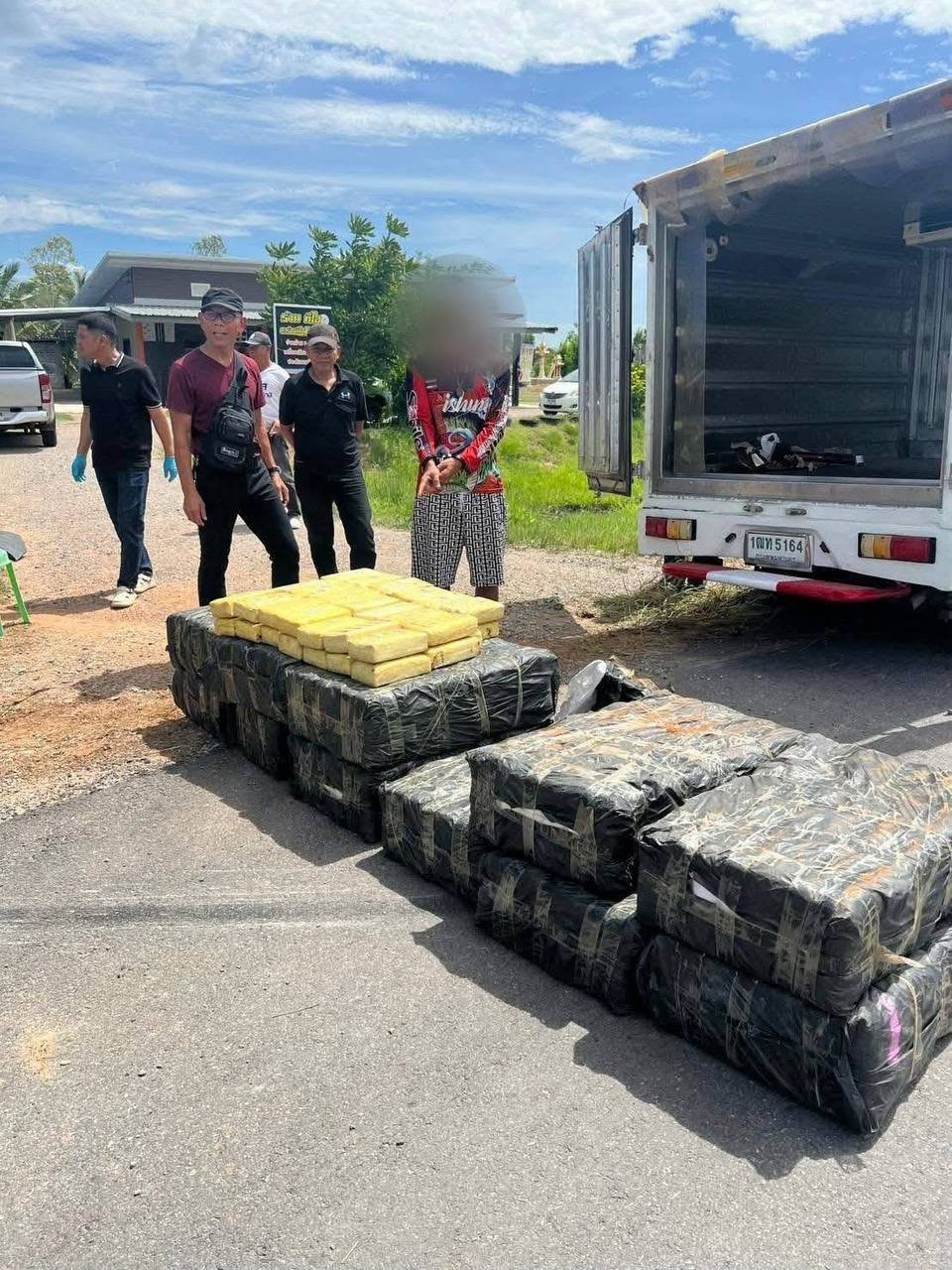 泰国呵叻府警方拦截运毒货车 查获500万粒冰毒