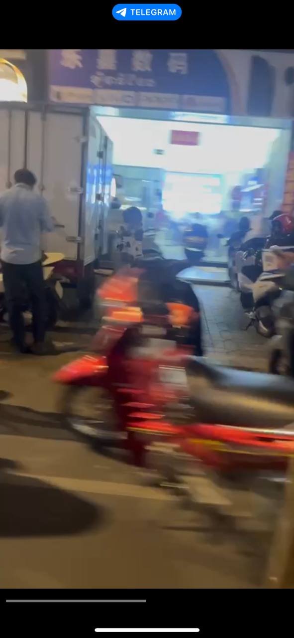 金边271商业街一中国手机店遭警方突击检查 现场持续2小时