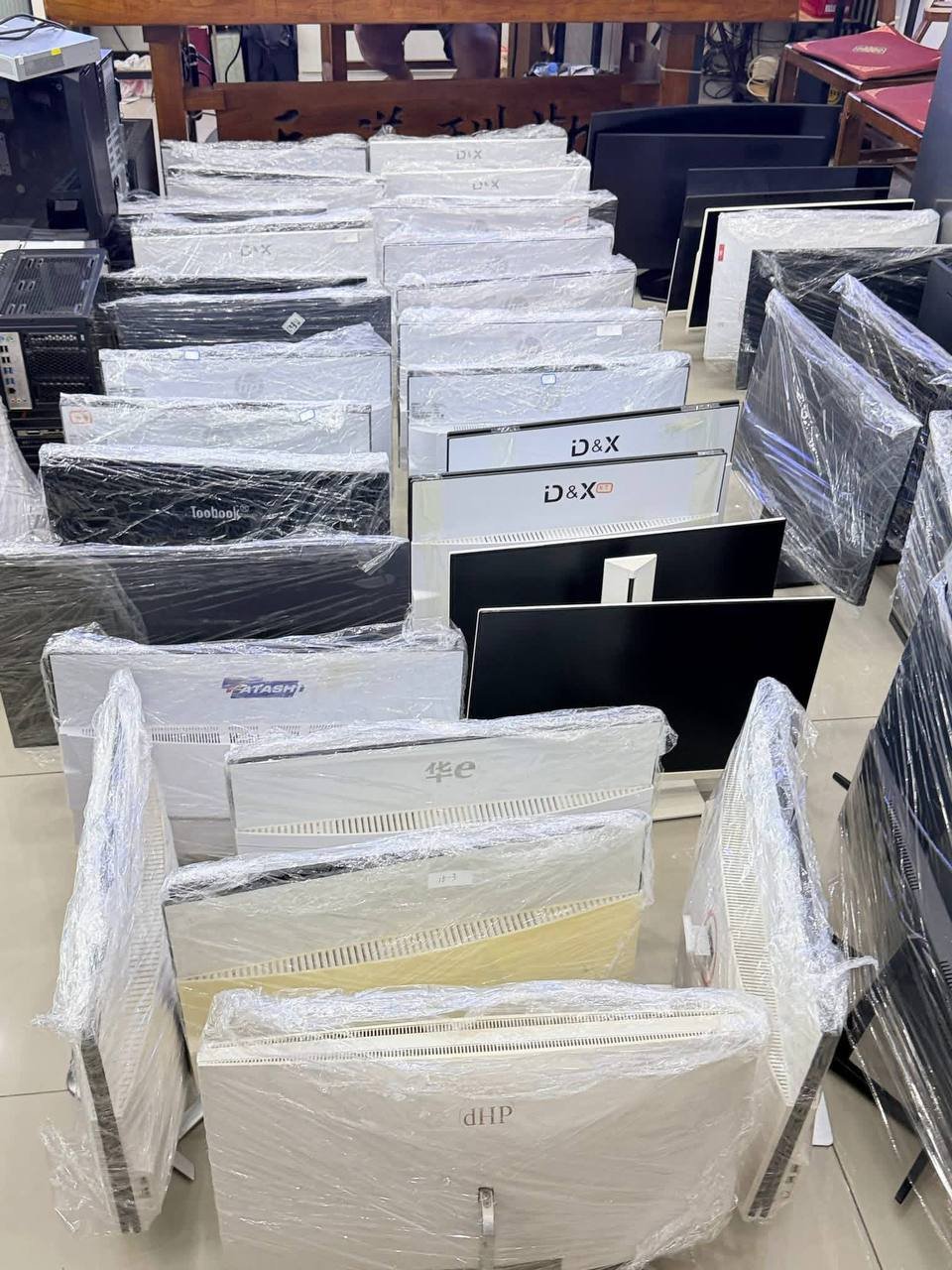 金边棉芷区破获网络诈骗窝点 查获682部手机及大量电脑