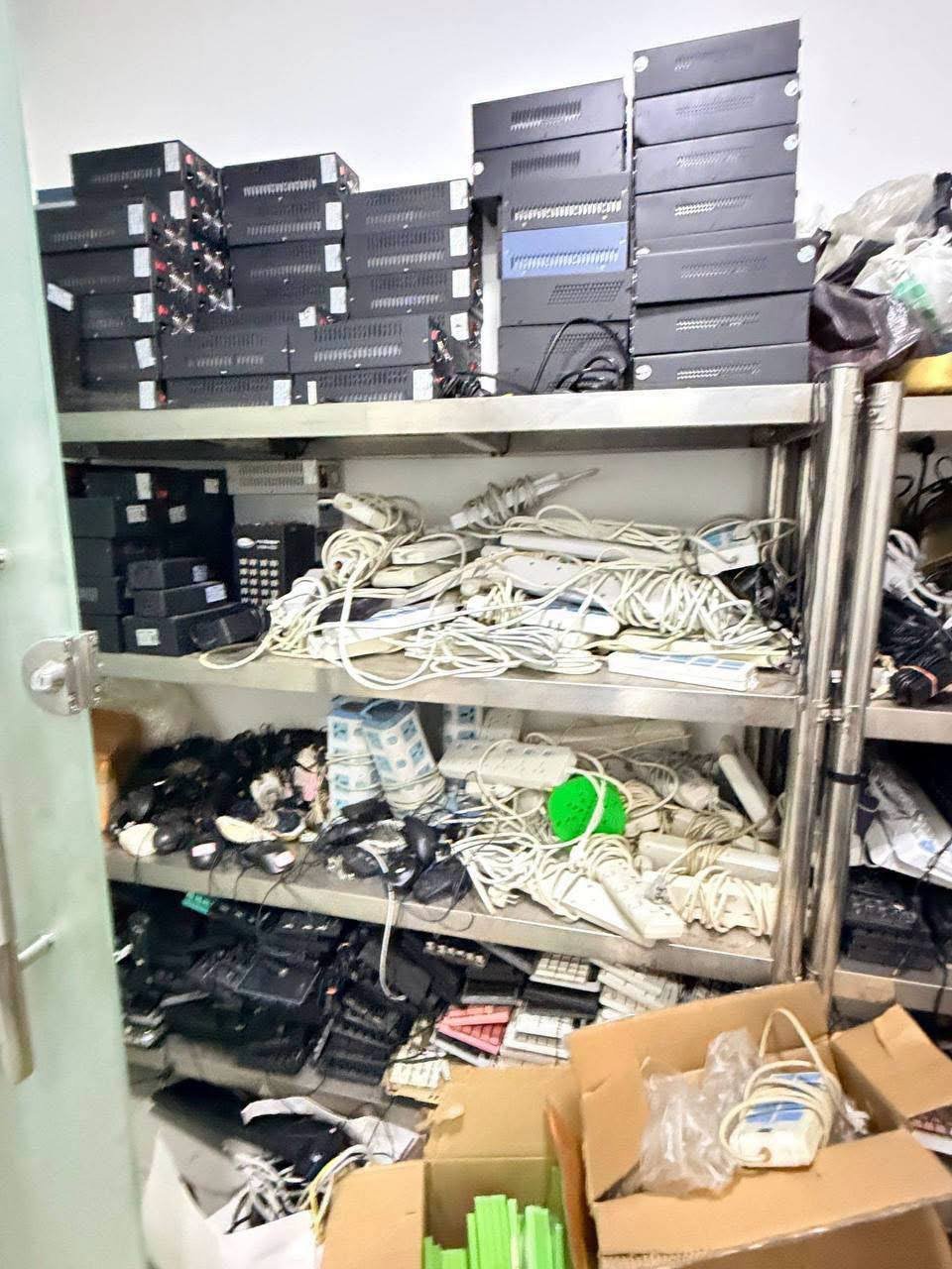 金边棉芷区手机店涉嫌网诈被查 查获大量电子设备