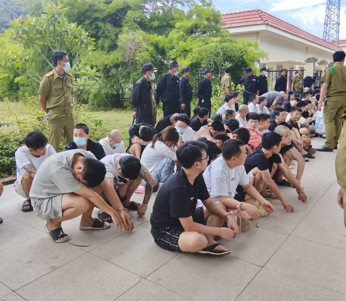 老挝磨丁口岸移交170名涉诈人员 均系中国籍