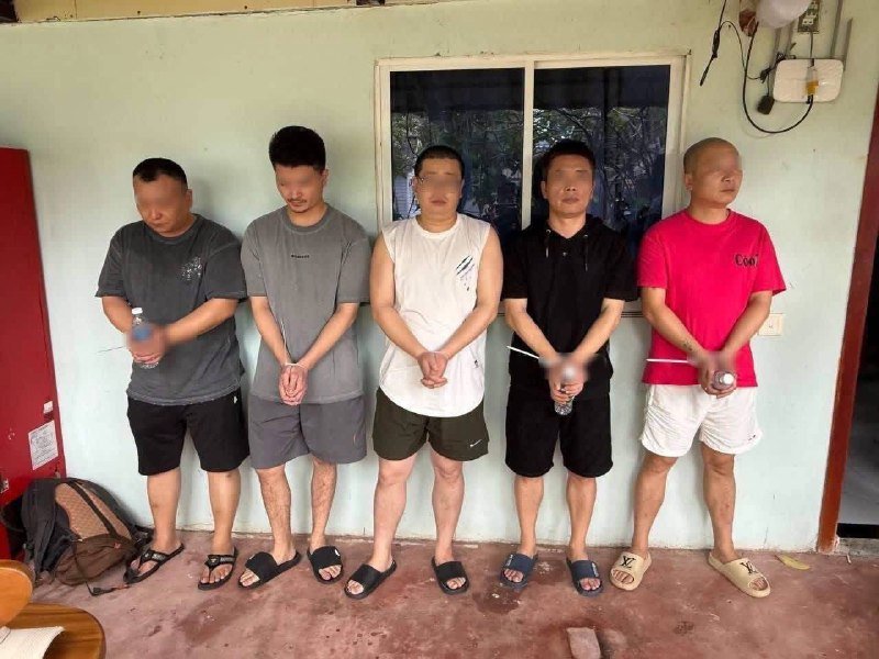 西港警方突击检查度假村 查扣50名涉网诈人员