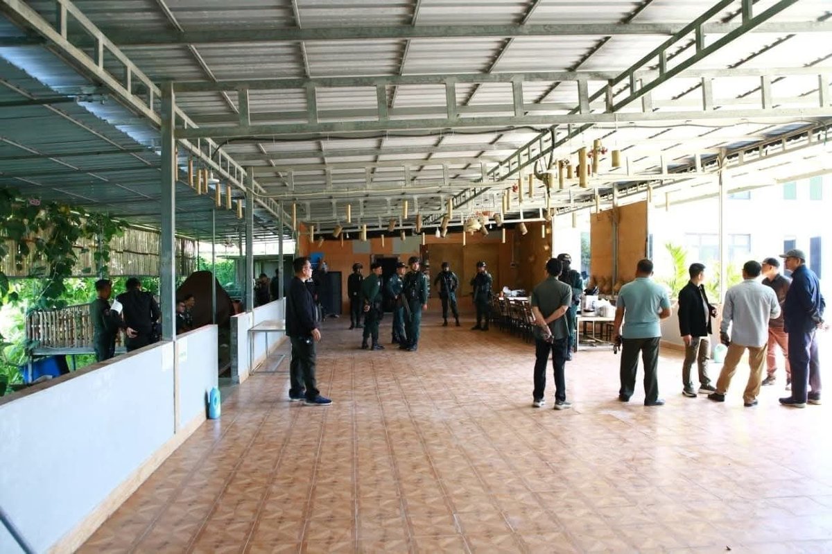 干拉省联合执法突击检查网络诈骗窝点 现场行动中
